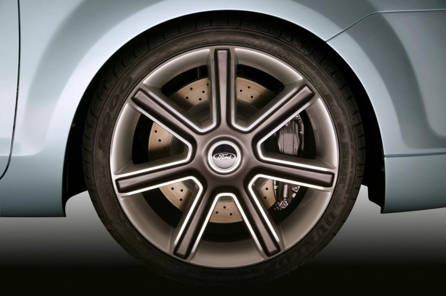  Ford Focus Concept 2004 года  (фото 13 из 14)